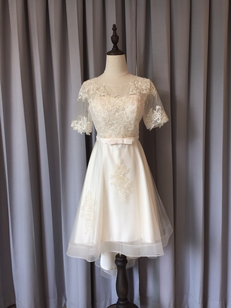 พร้อมเช่า ชุดแต่งงาน มินิมอล ชุดหมั้น ลูกไม้ แขนสั้น หน้าสั้น หลังยาว ชุดพรีเวดดิ้ง สีครีม