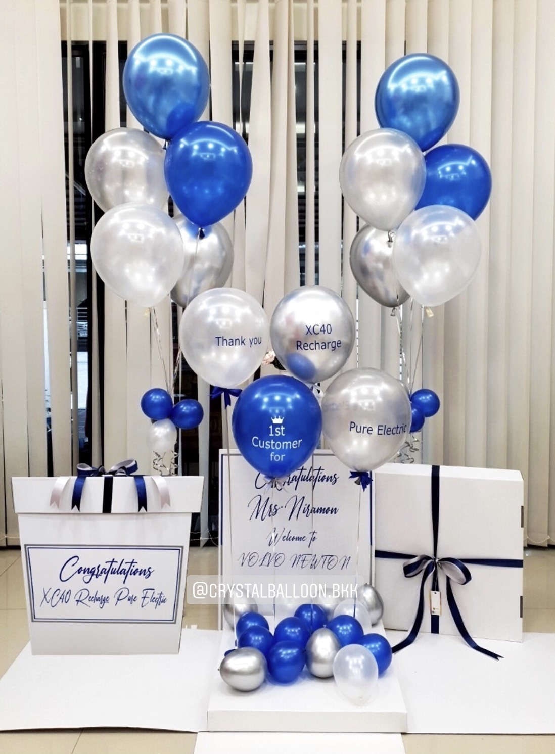 Surprise Box กล่องเซอร์ไพรส์แสดงความยินดี Theme สีน้ำเงิน-เงิน พร้อมตกแต่ง ช่อลูกโป่ง 2 ช่อ,สามารถใส่รูปได้ 2 ใบ สามารถเปลี่ยนสีลูกโป่ง/เปลี่ยนข้อความได้