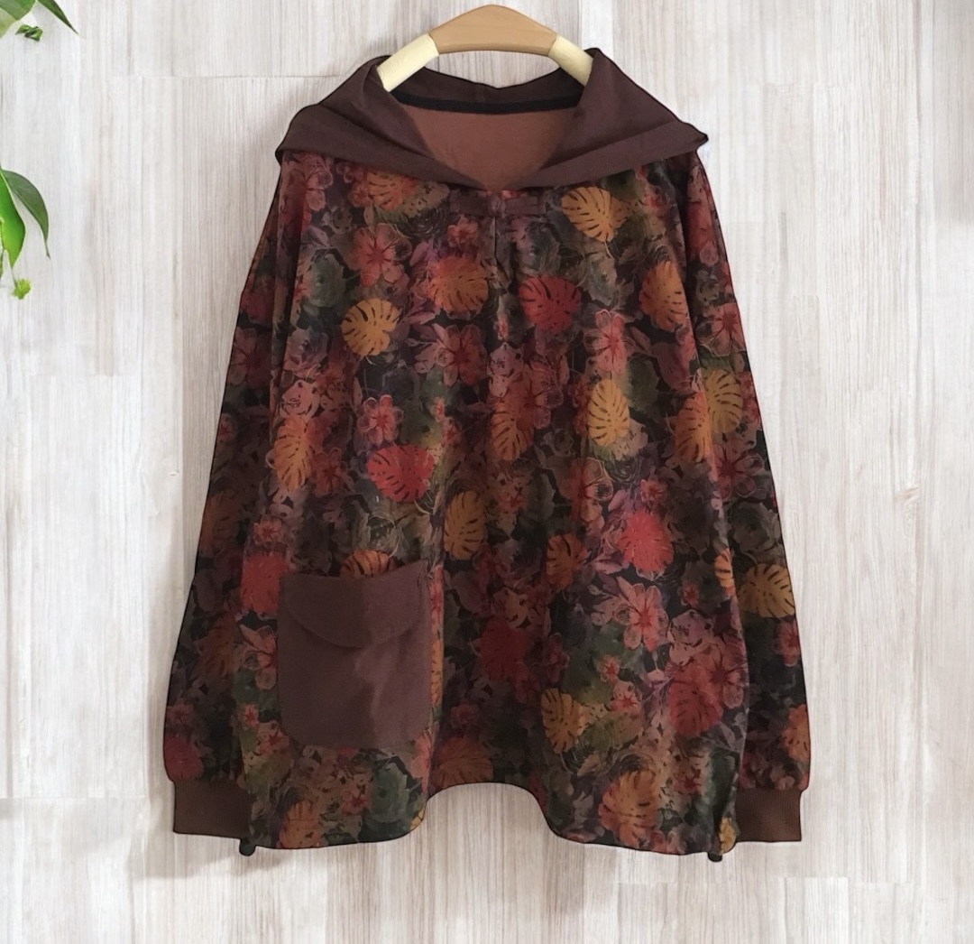 เสื้อฮู้ดลายใบไม้โทนอบอุ่น🍂แต่งกระเป๋า