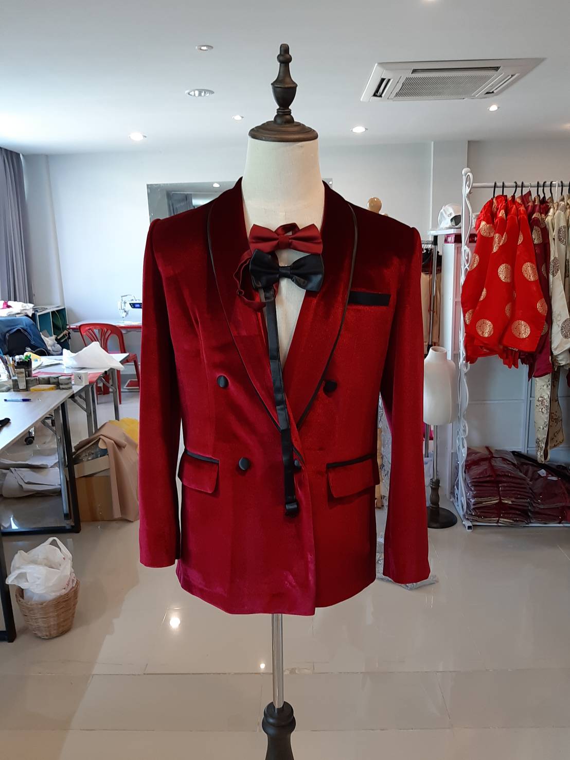 สูทแฟนซี สูท แดงแต่งขอบดำ กระดุมคู่ เนื้อผ้ากำหยี่ หรูหรา