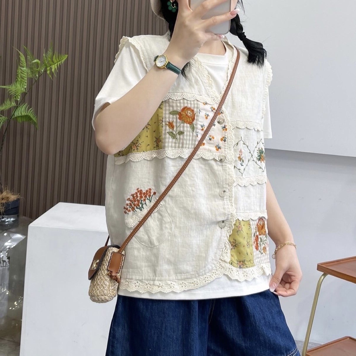 เสื้อกั๊กลายปักแต่งลูกไม้