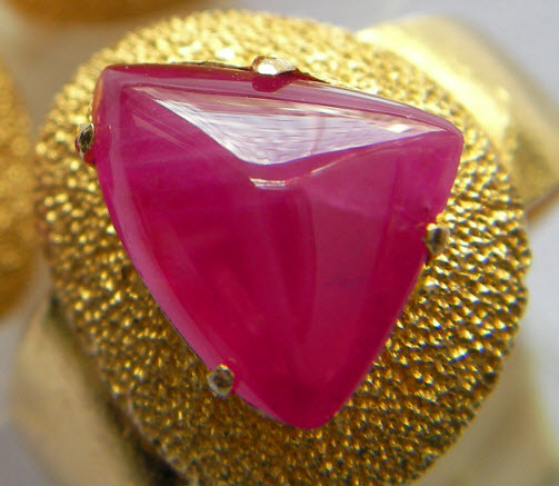 ทับทิมพม่า ชุดแหวน+ต่างหู สามเหลี่ยมทรงเรือใบ เนื้อแก้วชมพูแดงสวยกระทัดรัด ขนาดแหวน0.95x0.78x0.29มม. ขนาดต่างหู0.73x0.75มม.นน.4.24ct. โทร