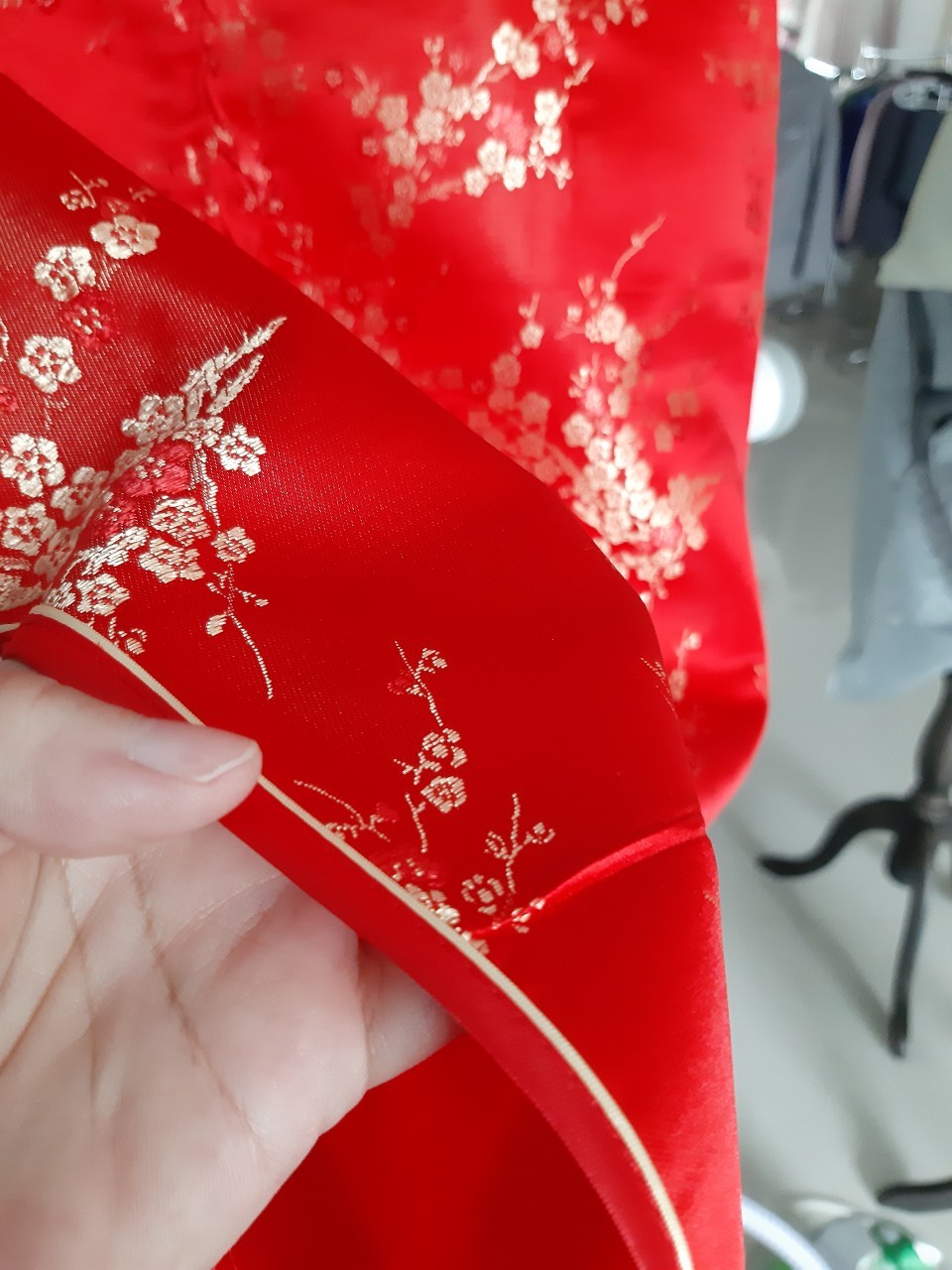 พร้อมส่ง กี่เพ้า แขนกุด สีแดง ลายดอกบ๊วย Cherry Blossom ผ้าไหมจีน กุ๊นขอบ ตัดเย็บอย่างดี ( S )