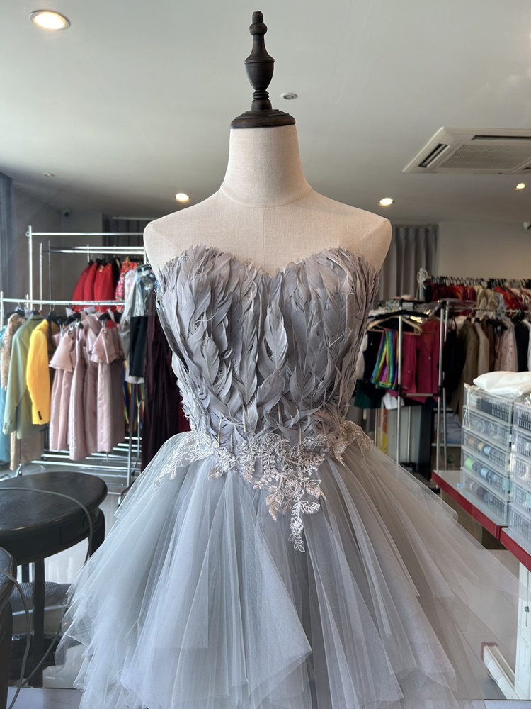 พร้อมเช่า ชุดแฟนซี ชุดราตรีสั้น สีเทา เกาะอก ขนนก กระโปรงระบายเป็นชั้น ๆ เชือกผูกหลัง