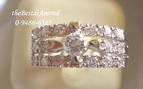 RL006RD+++แหวนแถว3แถว พร้อมเพชรตรงกลาง+++แหวนแถวที่สวยอีกวง มีเพชรขนาด 25 สต อยู่ตรงกลางดูสวยโดดเด่น ดีดูมากๆๆๆ เล่นไฟระยิบระยับเลยค่ะ