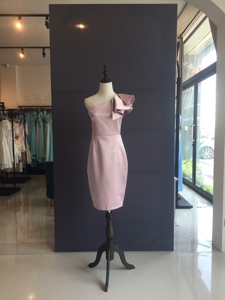 พร้อมเช่า ราตรีสั้น เดรสไหล่เดียว ผ้าดัชเชส ทรงเข้ารูป แต่งระบาย สีชมพู
