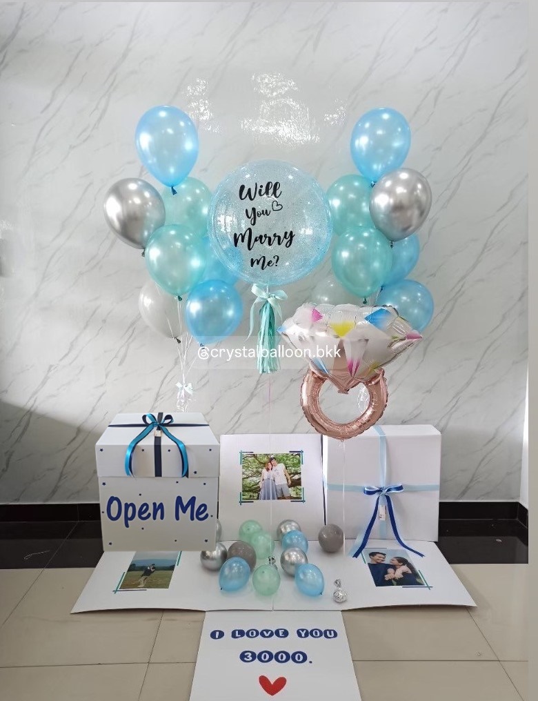 Will you marry me Surprise Box กล่องเซอร์ไพรส์ขอแต่งงาน Bubble ขนาด 24" กลิตเตอร์สีฟ้ามุก ,ลูกโป่งช่อ 7 ลูก 2 ช่อ , ฟอยล์แหวนเป่าลอย 1 ชิ้น ,พร้อมตกแต่ง สามารถใส่รูปได้ 4 ใบ สามารถเปลี่ยนสีลูกโป่ง/เปลี่ยนข้อความได้