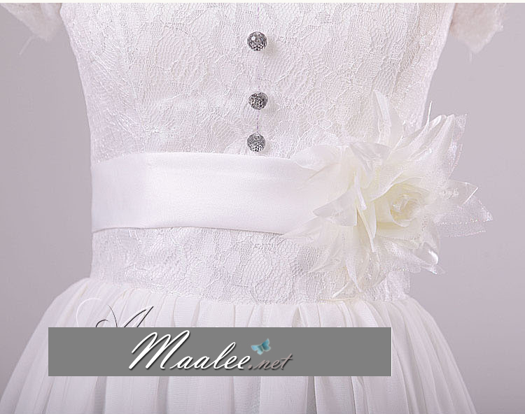 พร้อมเช่า ชุดราตรียาว ลูกไม้หวาน แขนสั้น แต่งเอวดอกไม้ กระโปรงผ้าชีฟอง สีครีม