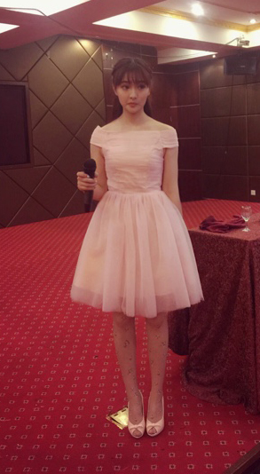 พร้อมเช่า ชุดราตรีสั้น แบบปาดไหล่ สีชมพู Nude ผ้าโปร่ง อกจับจีบตีเกล็ด แบบเรียบหรู พร้อมโบว์ (เชือกผูกหลัง)