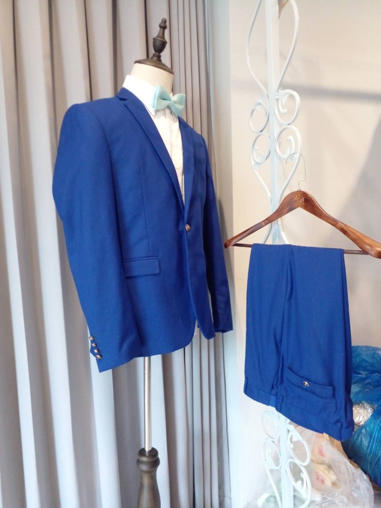 พร้อมเช่า ชุดสูทชาย สีน้ำเงินเข้ารูป แต่งกระดุมทอง (ไม่มีเสื้อกั๊ก)