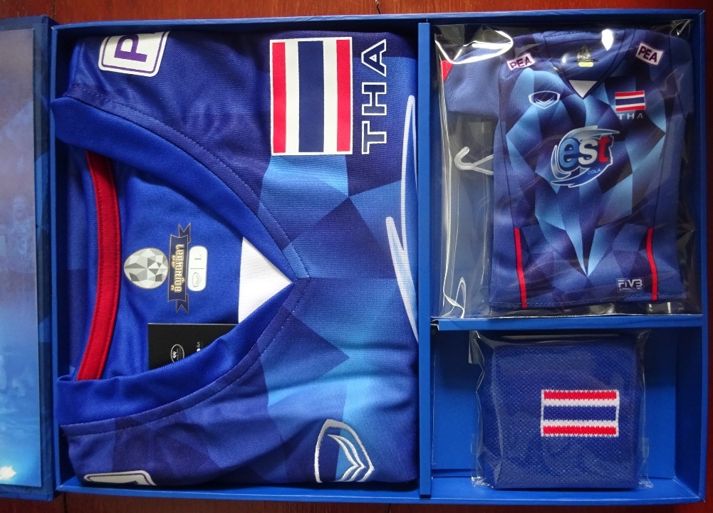 เสื้อวอลเลย์บอล ทีมชาติไทย ชุดที่ 1 ชุดลุยศึก FIVB เวิลด์กรังด์ปรีซ์ 2016 (เสื้อผู้หญิง) พร้อมกล่องที่ระลึก ใหม่ L-Size / THAILAND Volleyball Shirt First Kit FIVB World Grand Prix 2016 (Female) Jersey with Box Set NEW L-Size