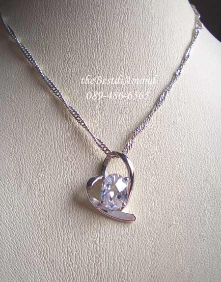 BP909RD+++Oval in My Heart+++จี้น่ารักๆๆ ทันสมัย เก๋ไก๋ ใส่สวยทุกโอกาส เพชรเป็นรูปไข่ เล่นไฟดีค่ะ ล้อมอยู่ในกรอบหัวใจ น่ารักมากๆๆ ตัวเรือนเงินแท้