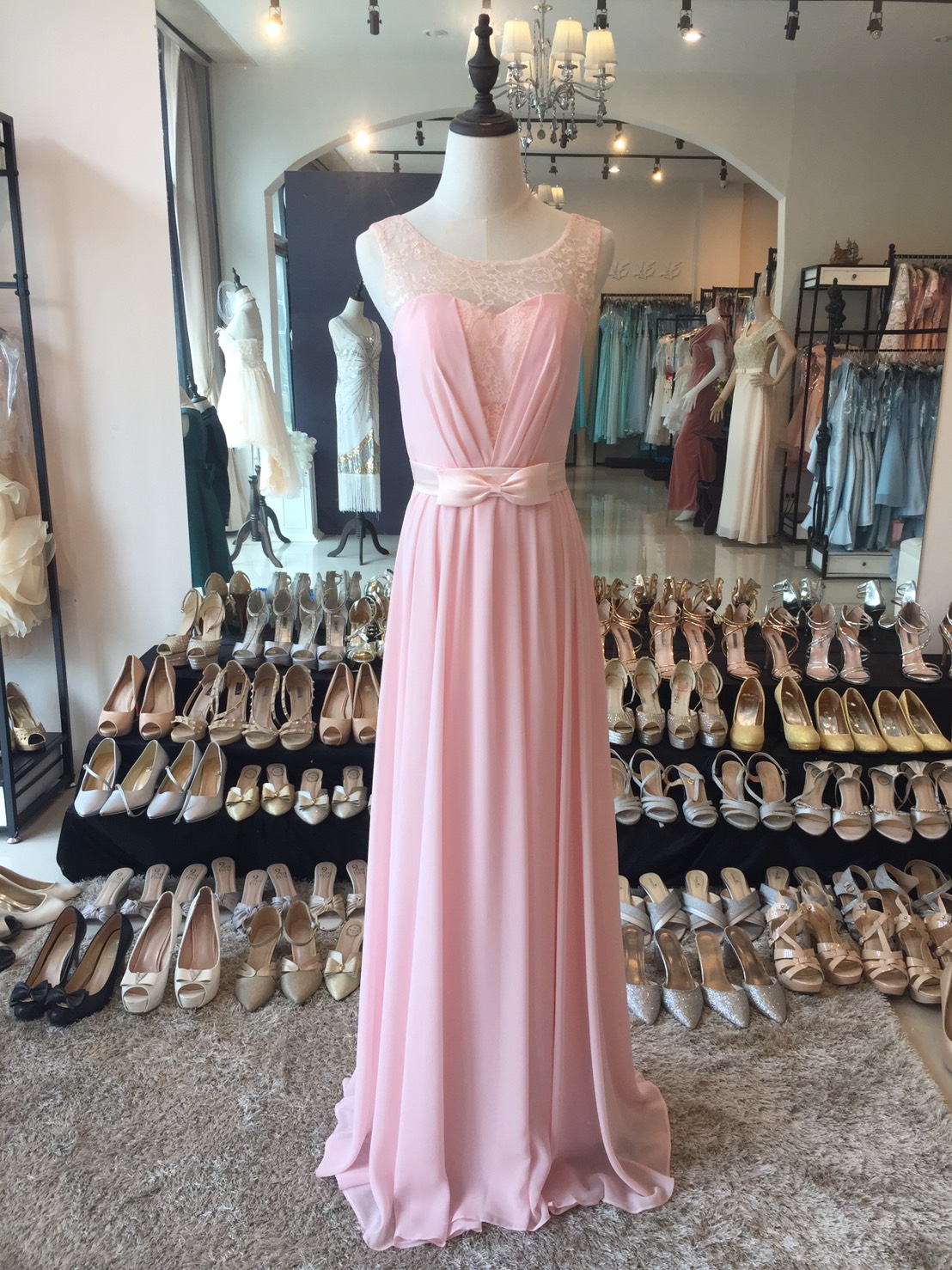 พร้อมส่ง ชุดราตรียาว แบบแขนกุด ผ้าชีฟอง แต่งผ้าลูกไม้ & โบว์ช่วงเอว สวยหวาน สีชมพู (เชือกผูกหลัง)