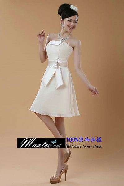 พร้อมส่ง ชุดราตรีสั้น เกาะอก สีครีม แต่งแถบคริสตัล พับปกสวยเก๋ แต่งเอวริบบิ้น พร้อมเข็มกลัดหรู