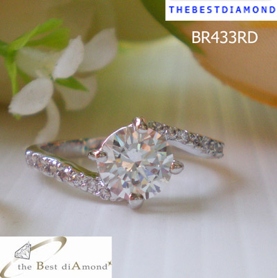 BR433RD+++แหวนชู 1 กะรัต ตรงกลางเพชรCZกลมยกสูง บ่าข้างเอี้ยวๆ สวยมากๆๆ ดูดี เพชรประกายแวววับ วิ๊งๆ เหมือนจริงสุดๆๆ