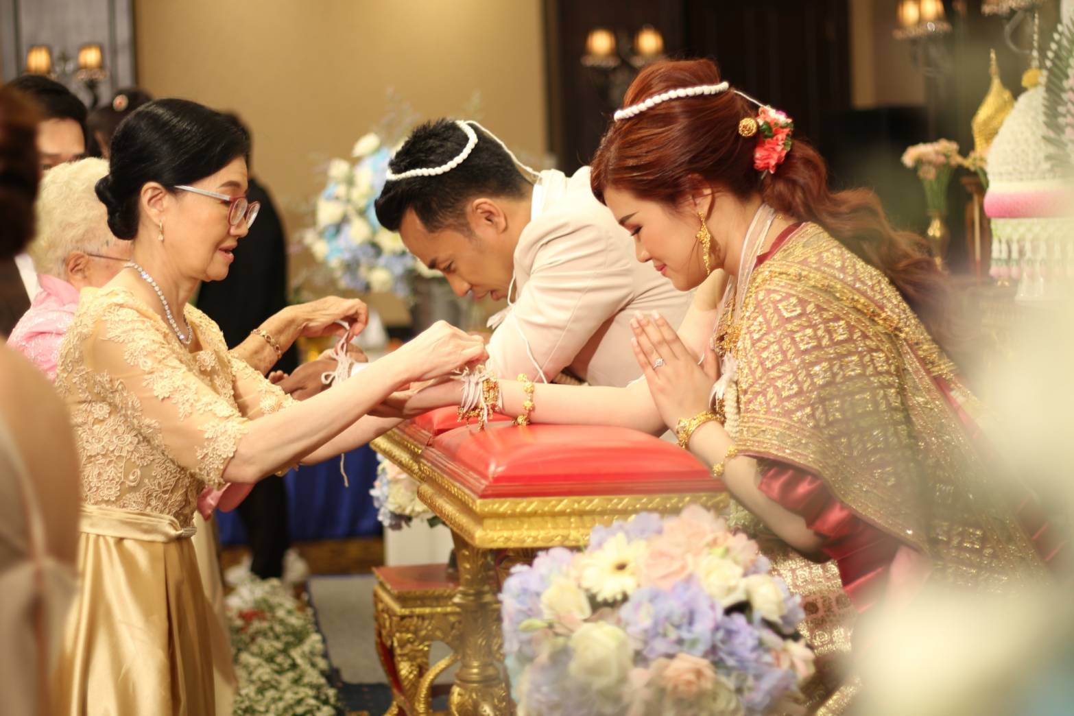 พร้อมเช่า ชุดราตรียาว แขนสามส่วน สีทอง อกแต่งลูกไม้ กรโปรงเนื้อผ้ามัน คาดเอวคริสตัล เพิ่มเข็มกลัดโบว์ช่วงหลัง