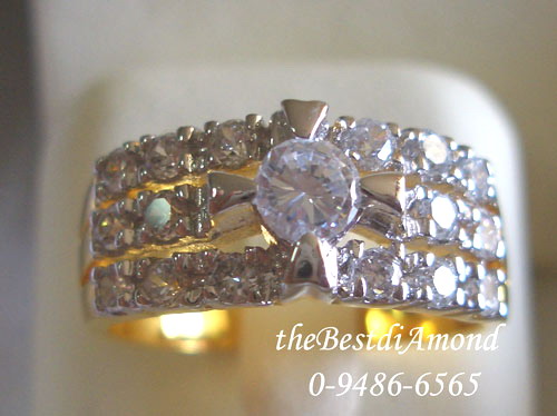 RL006+++แหวนแถว3แถว พร้อมเพชรตรงกลาง+++แหวนแถวที่สวยอีกวง มีเพชรขนาด 25 สต อยู่ตรงกลางดูสวยโดดเด่น ดีดูมากๆๆๆ เล่นไฟระยิบระยับเลยค่ะ