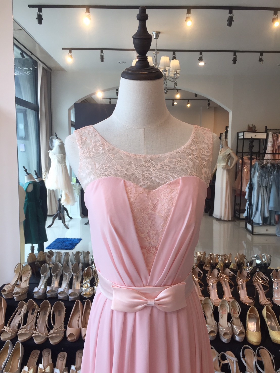 พร้อมส่ง ชุดราตรียาว แบบแขนกุด ผ้าชีฟอง แต่งผ้าลูกไม้ & โบว์ช่วงเอว สวยหวาน สีชมพู (เชือกผูกหลัง)