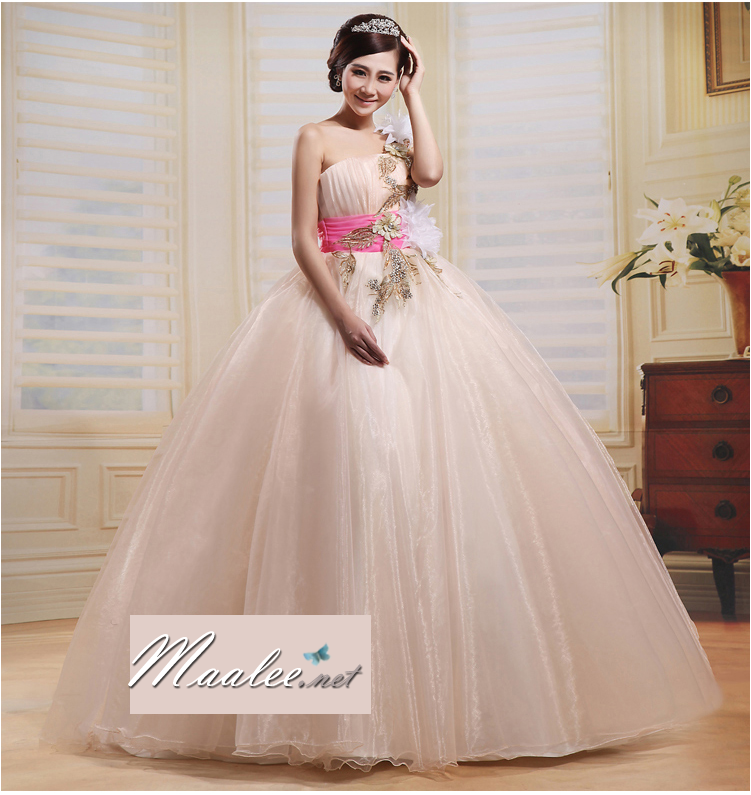 พร้อมเช่า ชุดแฟนซี ชุดราตรียาว ไหล่เดียว สีครีม Champagne แต่งดอกอกจับจีบ แต่งเลื่อม