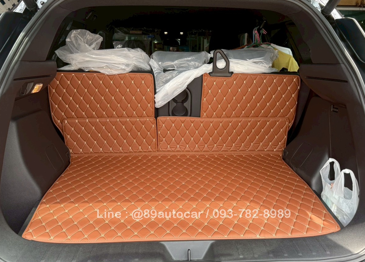 พรมปูพื้นรถยนต์ Mitsubishi X-Force 2025 ปูพรม7D สีน้ำตาลเข้มด้ายอง เสริมด้วยพรมดักฝุ่น สีเทา