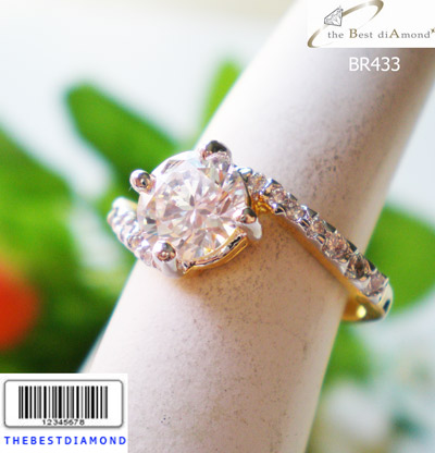 BR433+++แหวนชู 1 กะรัต ตรงกลางเพชรCZกลมยกสูง บ่าข้างเอี้ยวๆ สวยมากๆๆ ดูดี เพชรประกายแวววับ วิ๊งๆ เหมือนจริงสุดๆๆ