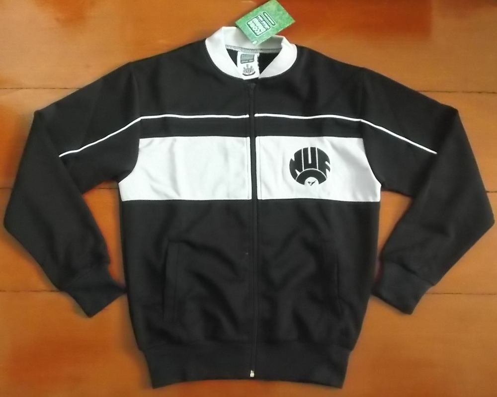 เสื้อฟุตบอล ทีมสโมสรนิวคาสเซิล ยูไนเต็ด ชุดเสื้อแจ็กเก็ต Retro Track Jacket 1984 ใหม่ S-Size / NEWCASTLE UNITED Football Shirt Retro Track Jacket Kit 1984 Jersey NEW S-Size