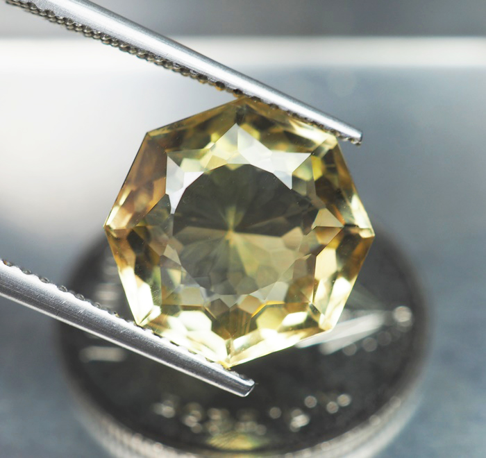 พลอยซิทรินสีเหลือง 2.55 กะรัตทรงแปดเหลี่ยม