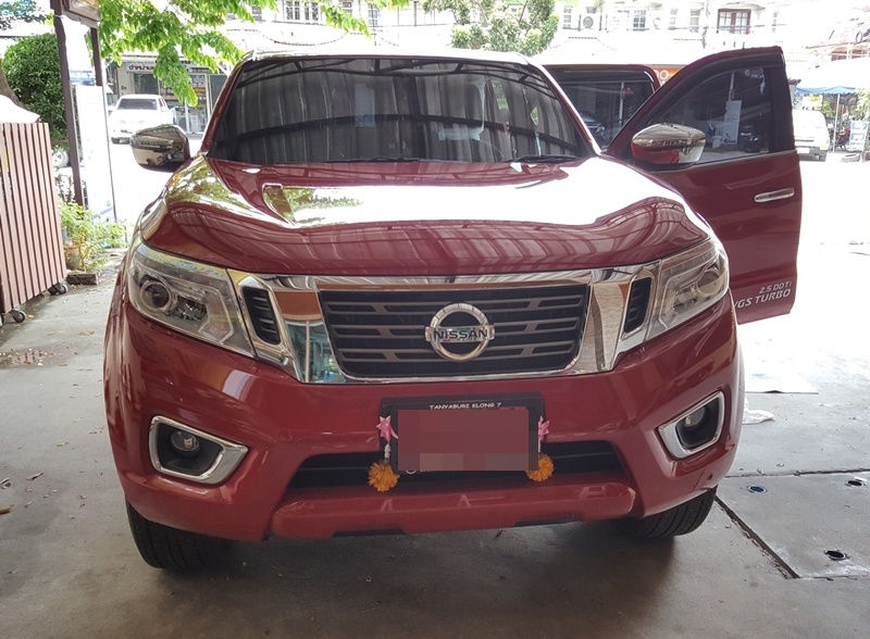 ยางปูพื้นรถยนต์เข้ารูป Nissan Navara 4 ประตู ธนูสีดำขอบแดง