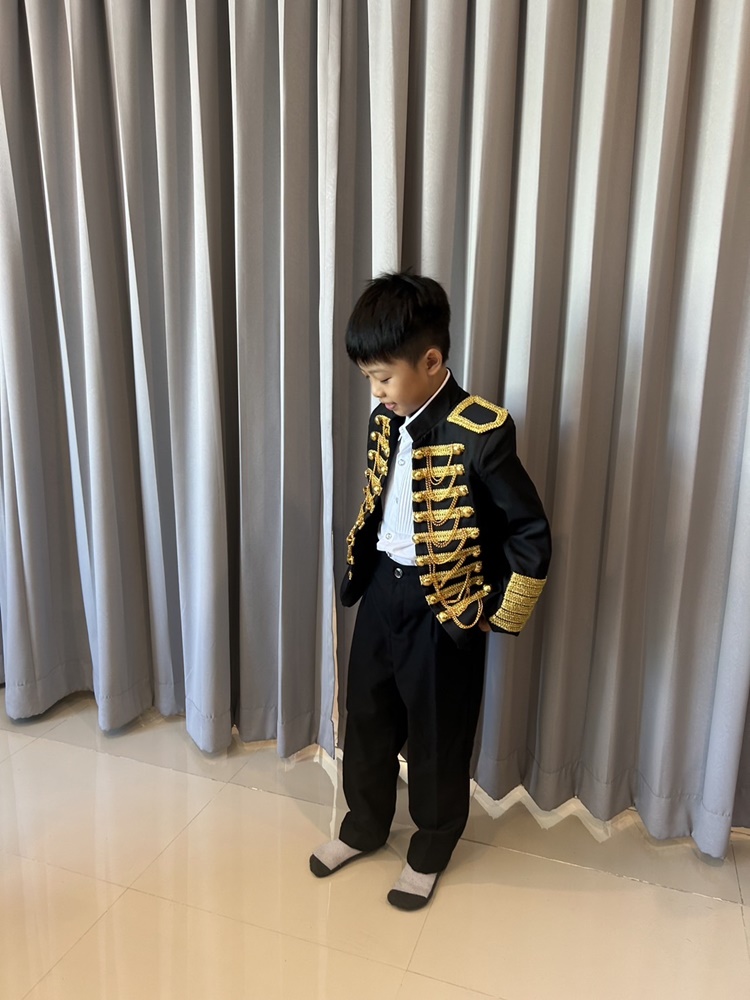 พร้อมเช่า ชุดสูทเด็กชาย สีดำพู่ประดับทอง เครื่องแบบทหารสไตล์ยุโรป (ไซส์ 140,150)
