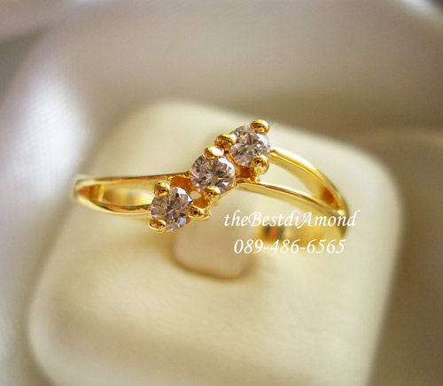 BR967+++แหวนแถวแบบตั้ง+++ แหวนน่ารักๆ เรียบๆ ไม่หรูหรามาก ใส่ติดนิ้วได้เลย เพชรสวยวิ๊งๆค่ะ ตัวเรือนบางนิดๆ ใส่แล้วนิ้วเรียวสวย