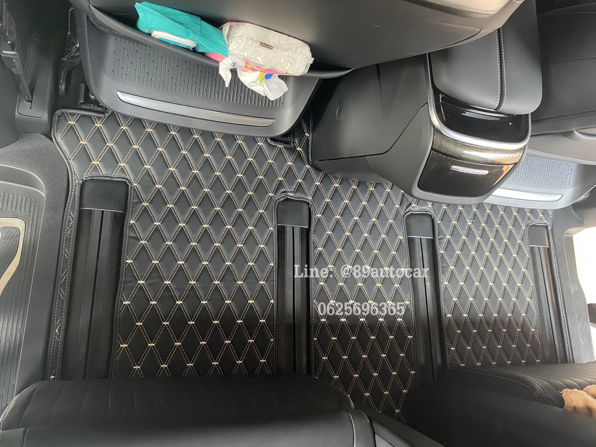 พรมปูพื้นรถตู้ Mg Maxus 9 2023 ปูพรมvvip สีดำด้ายทอง + คู่หน้าไวนิลดักฝุ่นสีเทา