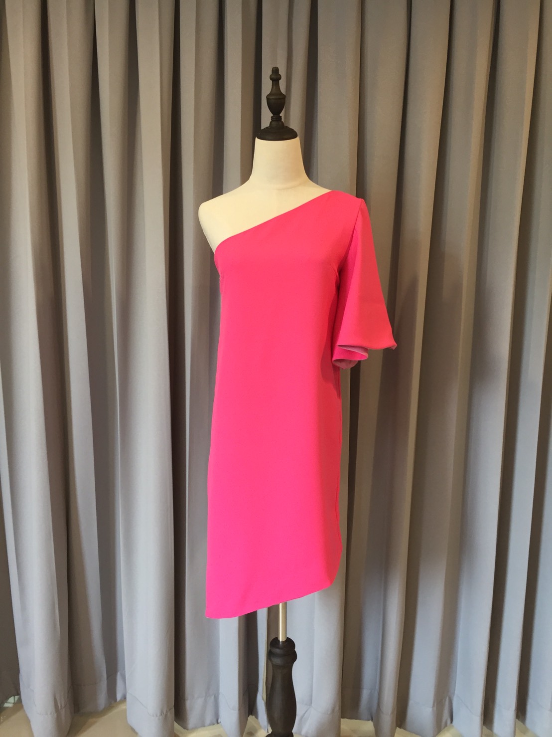 พร้อมส่ง ชุดออกงาน แบบเรียบหรู ปาดไหล่ สีชมพู บานเย็น ใส่ได้ทั้งงานเช้า งานเย็น