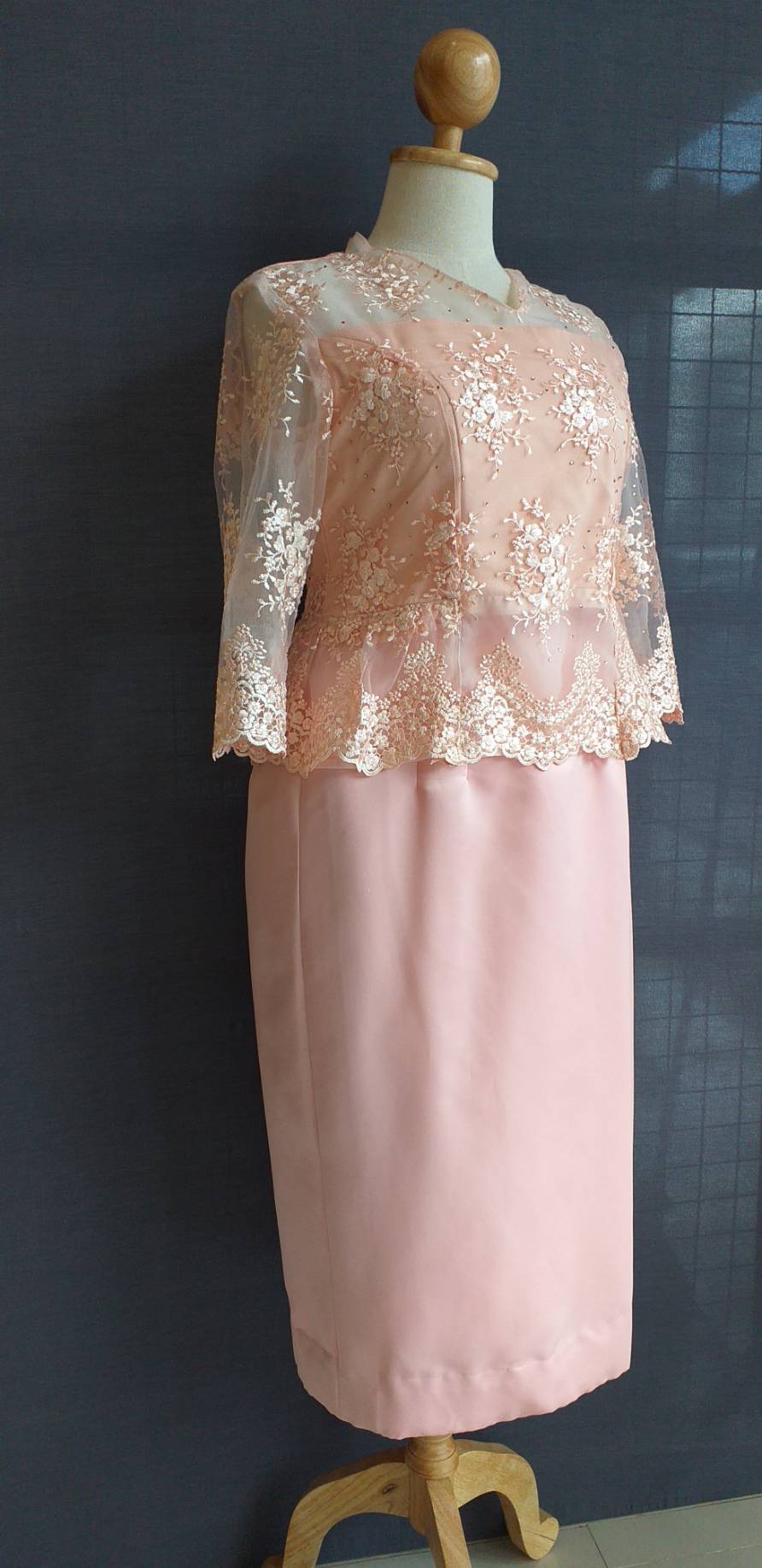 พร้อมเช่า ชุดไทยคุณแม่ เสื้อลูกไม้ ผ้าซิ่น แยกชิ้น เรียบหรู สีโอรส พลัสไซส์