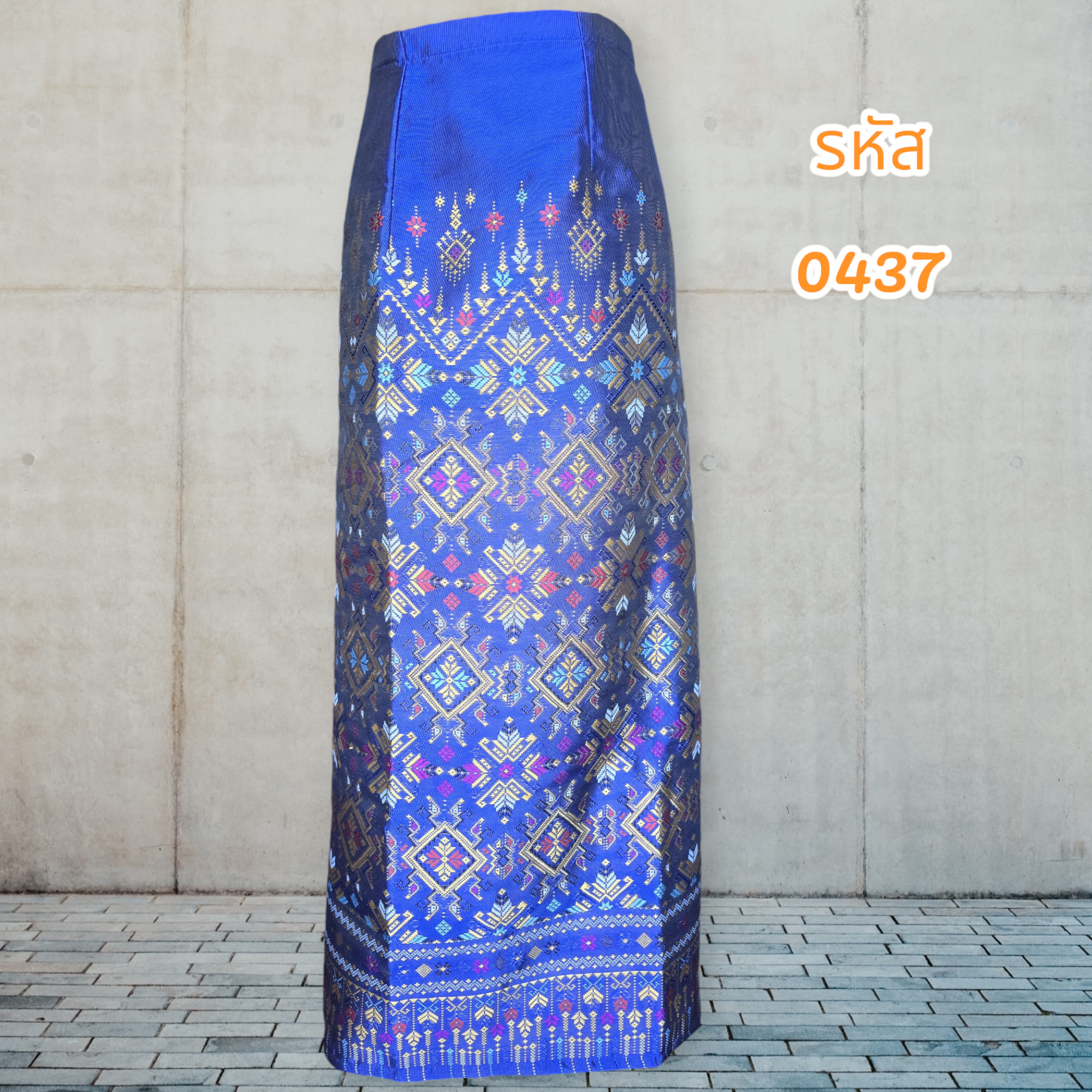 ผ้าถุงสำเร็จรูปแบบป้ายเย็บติดตะขอลายฉัตรสวรรค์สีน้ำเงิน (อัดผ้ากาว)