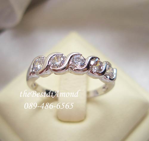 BR962RD+++แหวนเกลียวล็อค 5 เม็ด+++แหวนแถวงามๆอีกแบบ โชว์เพชรขนาด 12 ตัง จำนวน 5 เม็ด แวววาวมากๆๆ ใส่ติดนิ้วได้ทุกโอกาส
