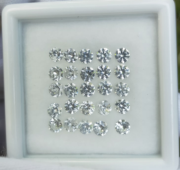 เพทายขาวเจียรเหลี่ยมเพชร 6.65 กะรัต 25 ชิ้น 3.6 มิล