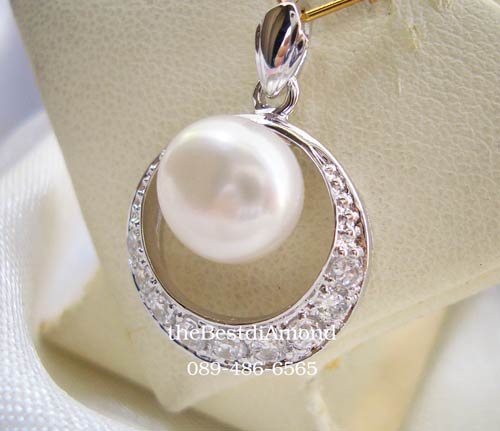 BP422RD+จี้เพชร Pearl in Circle++จี้เพชรcz ผสม มุกน้ำจืดแท้สุดหรู ดูผู้ดีม๊ากมาก แบบIntrend น่ารักๆ เหมือนออกมาจากร้านจิวฯ คนรักมุกไม่ควรพลาด