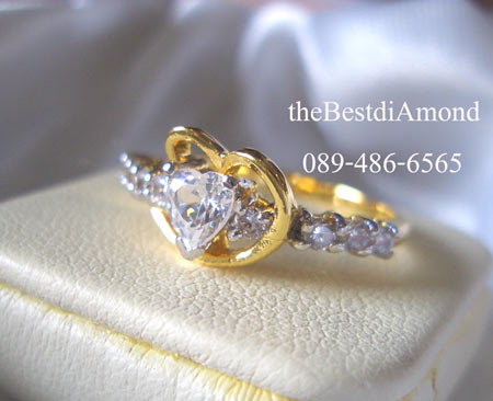 BR411+++แหวนหัวใจ ล้อมรัก+++ ดีไซน์ น่ารัก ตรงใจคู่รักมากๆ ใช้เพชรหัวใจขนาด 50 สต( 5*5 mm) อยู่ตรงกลาง และมีขอบทองล้อมเพชรหัวใจอีกที น่ารักม๊ากมากๆๆ