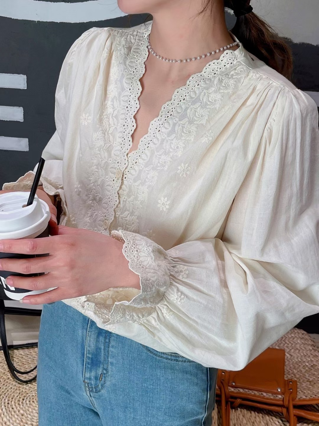 เสื้อคอวีผ้าฝ้ายลายปักลูกไม้