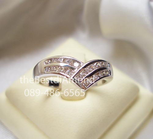 BR414RD+++แหวนปีกนกคู่+++คล้ายๆทรงปีกนก โดยมี 2 แถวประกบกัน เรียบ ดูดี ใส่ติดนิ้วได้ทุกวัน คล้ายๆแหวนแถว แต่เป็นแถวแบบมีรอยหยักตรงกลาง งานสวยค่ะ