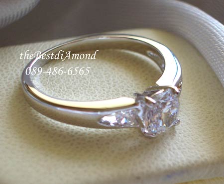 BR047RD+++แหวนเพชรเม็ดเดี่ยวขนาด 30 สต+++ แหวนแบบ Basic ใส่ได้นานไม่เบื่อ วงนี้เพชรไม่ใหญ่ ใส่ติดนิ้วได้เลย แบบเรียบๆ แต่ดูดีค่ะ