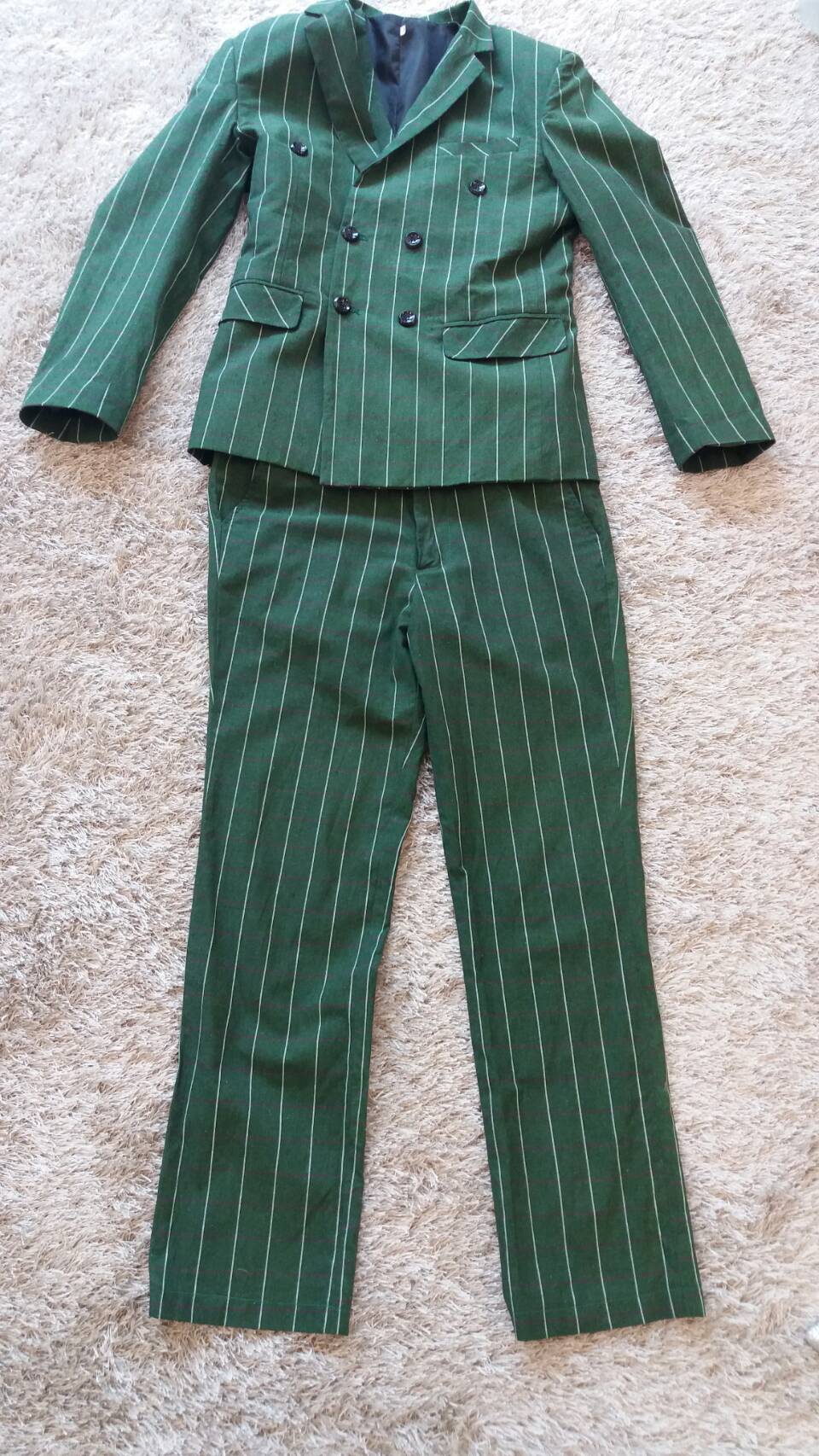 พร้อมเช่า ชุดสูทชาย สีเขียว ลายทางเก๋ๆ (พร้อมเสื้อกั๊ก)