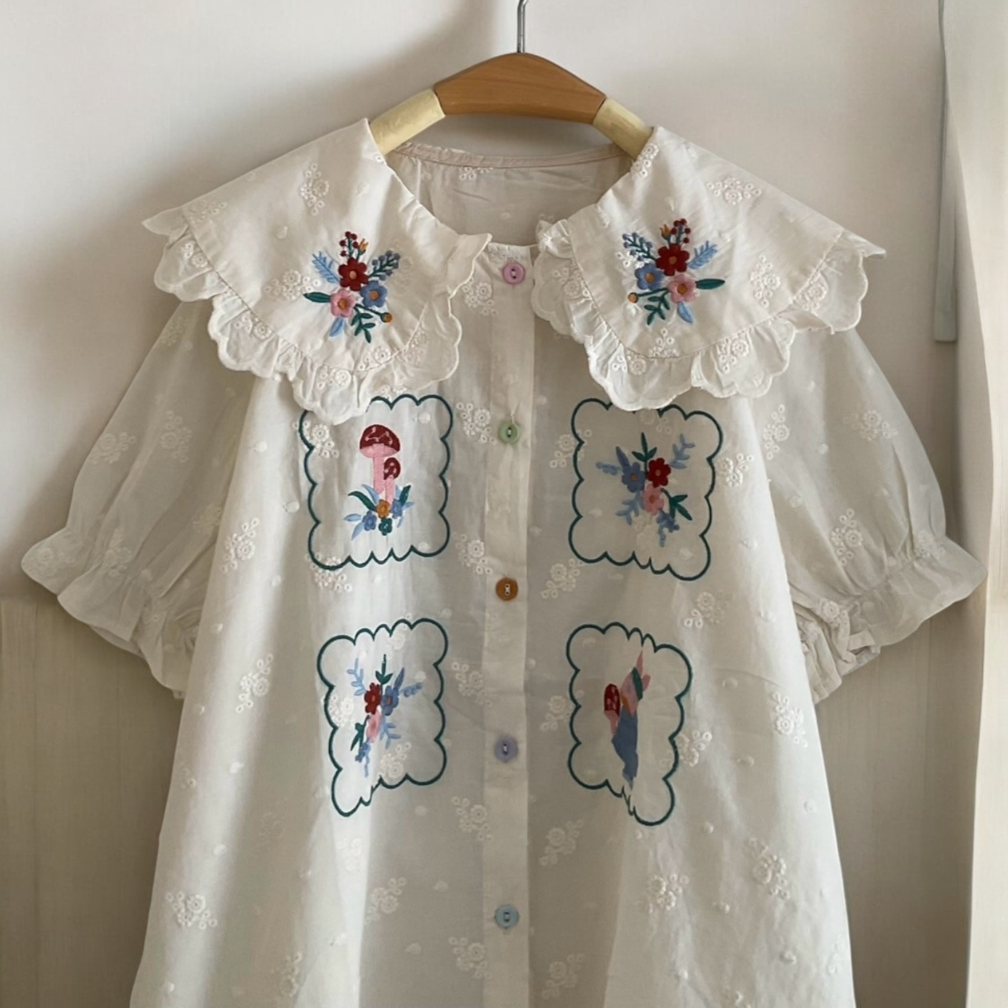 เสื้อคอบัวผ้าลูกไม้ลายปัก