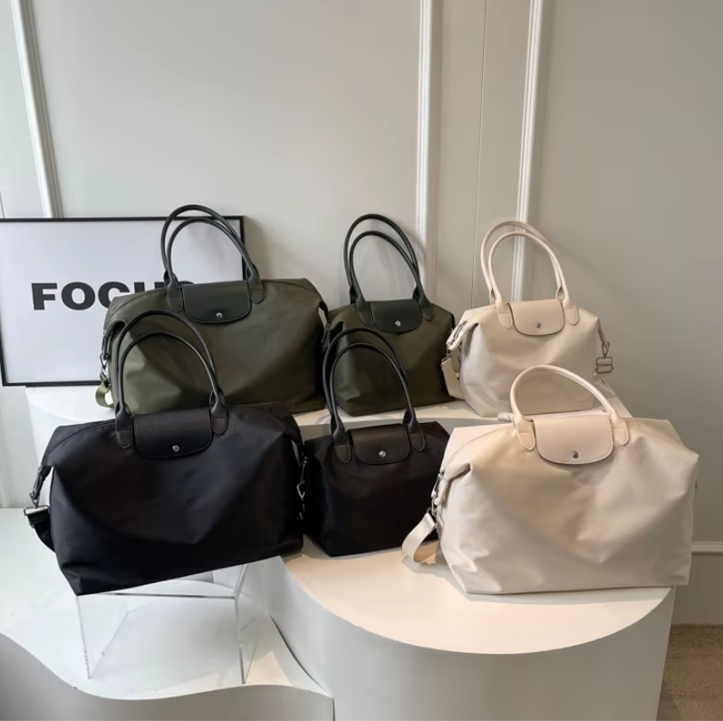 กระเป๋าเดินทางแบบหิ้วพร้อมสายสะพายข้าง รุ่น 6820 ขนาด ก.43*ส.29*ก้น 18 ซม.