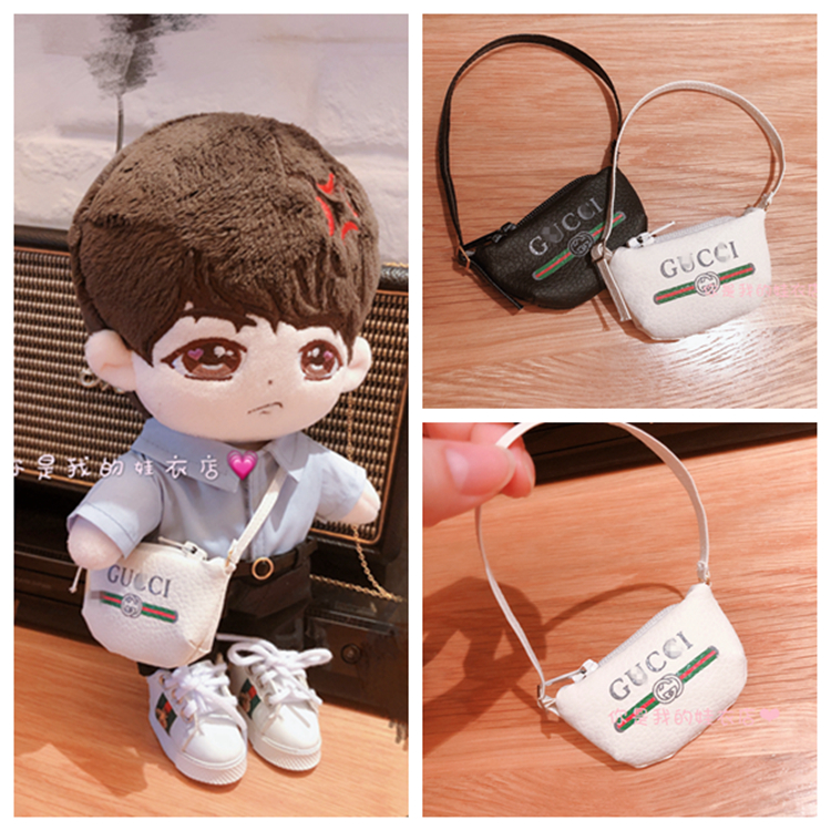 กระเป๋าสะพายกุชชี่ สำหรับตุ๊กตา 20 cm.