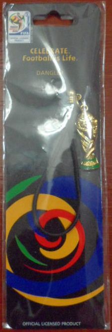 ที่ห้อยโทรศัพท์มือถือ ฟุตบอล การแข่งขันฟุตบอลโลก - FIFA WORLD CUP 2D TROPHY, แอฟริกาใต้ 2010 ใหม่ / WORLD CUP International Football Tournament Phone Charm - FIFA WORLD CUP 2D TROPHY, SOUTH AFRICA 2010 NEW