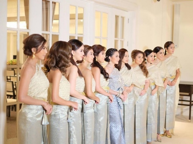 เช่า ชุดไทย ชุดเพื่อนเจ้าสาว ชุดไทยผ้าถุงสีเทาเงิน สไบเรียบ สีงาช้าง