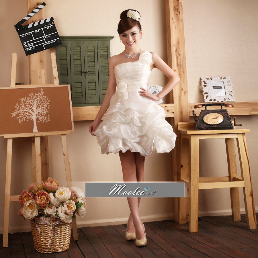 พร้อมเช่า ชุดแฟนซี ชุดราตรีสั้น ไหล่เฉียง ผ้าแก้วจับจีบย่น แต่งดอกไม้สวยหวาน สีครีม