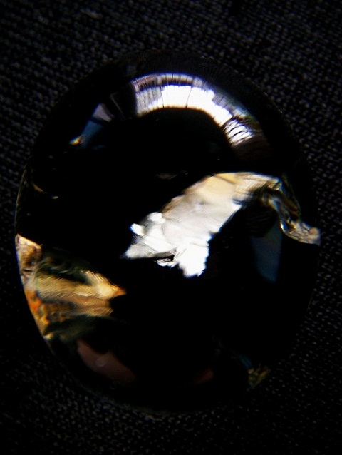 QU0033 แก้วโทน พระธาตุผุดริมแก้ว ดูคล้ายปลา แก้วสวยรวยทรัพย์ ให้โชค ให้ลาภ ด้วยพระธาตุขาวขนาดเม็ดแก้ว 16.83x20.16x12.80 มม. น้ำหนักแก้ว 30.04 ct.