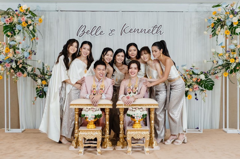 เช่า ชุดไทย ชุดเพื่อนเจ้าสาว ชุดไทยผ้าถุงสีเทาชาเงิน สไบสีครีม